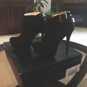 Black ankle Boots never worn Great condition! Size 7.5 Suede feel.